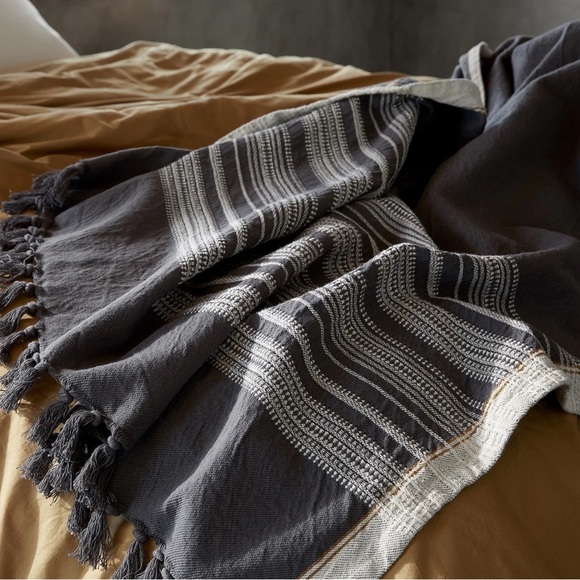 Coyuchi Inyo Organic Dobby Throw - Picture 2 of 6